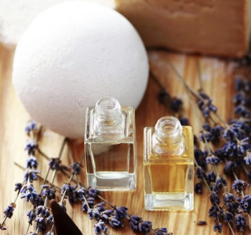 Aceites esenciales y lavanda seca