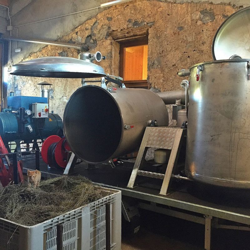 Máquina industrial en un granero