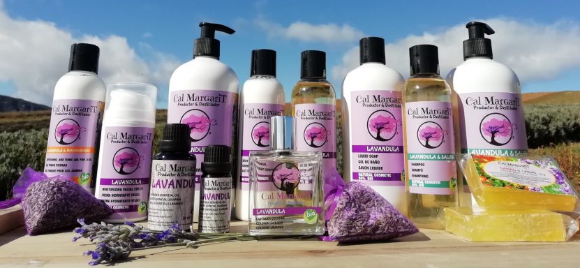 Gama de productos de cuidado personal con aroma a lavanda sobre fondo natural.